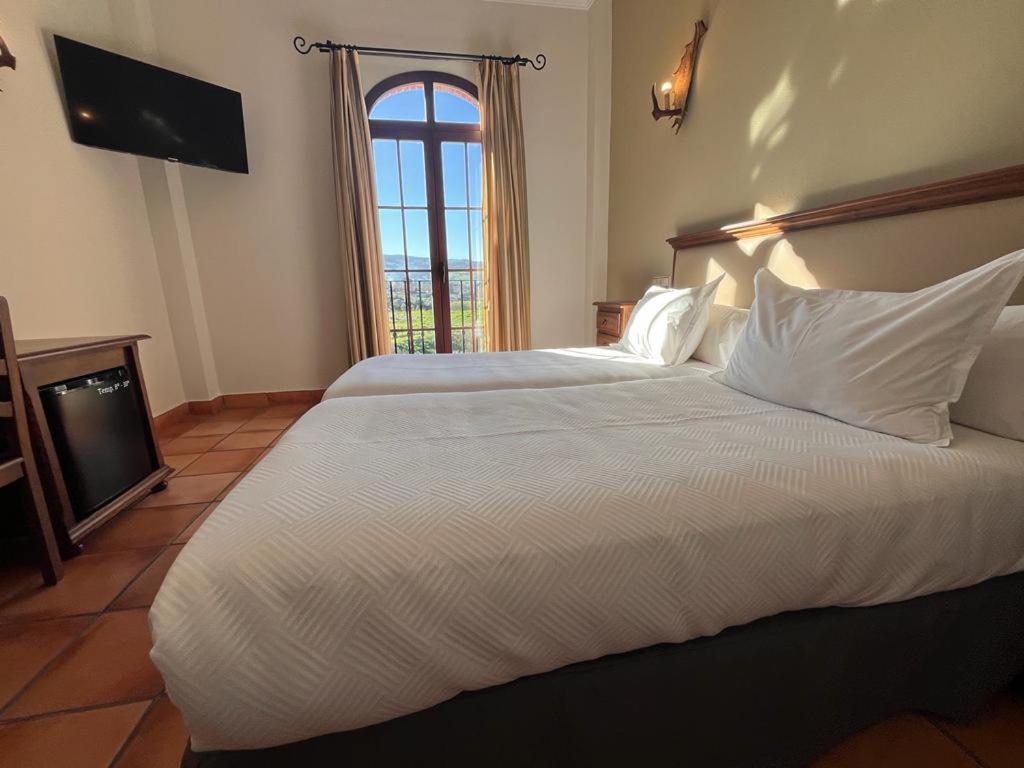 Hotel Sierra De Убрике Экстерьер фото